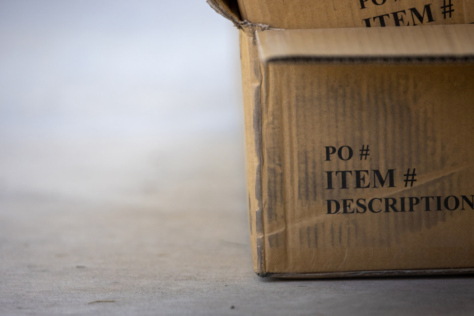 Cartons de déménagement empilés dans un salon